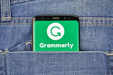 Montreal, Kanada - 4 Ekim 2018: Grammarly onay logo ve app bir Samsung s8 ekranda. Grammarly Grammarly A.ş. tarafından geliştirilen bir popüler İngilizce yazma-geliştirme yazılımıdır.