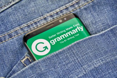 Montreal, Kanada - 4 Ekim 2018: Grammarly onay logo ve app bir Samsung s8 ekranda. Grammarly Grammarly A.ş. tarafından geliştirilen bir popüler İngilizce yazma-geliştirme yazılımıdır.