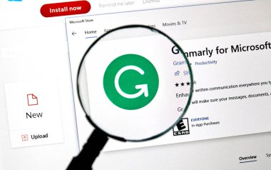 Montreal, Kanada - 4 Ekim 2018: Grammarly onay web sayfasında bir Pc ekran büyüteç altında. Grammarly Grammarly A.ş. tarafından geliştirilen bir popüler İngilizce yazma-geliştirme yazılımıdır