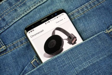 Montreal, Kanada - 4 Ekim 2018: Google Chromecast logo üstünde s8 perde. Google internet hizmetleri sunar bir Amerikan teknoloji şirketidir.