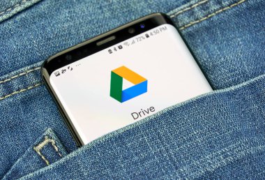 Montreal, Kanada - 4 Ekim 2018: Google sürücü app s8 ekranda. Google, bir bulut tabanlı bir dosya depolama sürücüdür. Google internet hizmetleri sunar bir Amerikan teknoloji şirketidir.