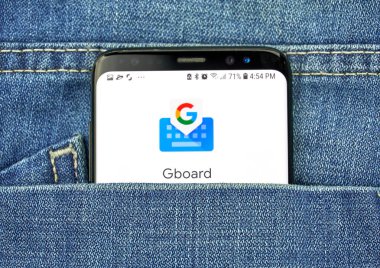 Montreal, Kanada - 4 Ekim 2018: Google Gboard app s8 ekranda. Gboard Google klavye olduğunu. Google internet hizmetleri sunar bir Amerikan teknoloji şirketidir.