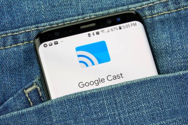 Montreal, Kanada - 4 Ekim 2018: Google oyuncular logo üstünde s8 perde. Google internet hizmetleri sunar bir Amerikan teknoloji şirketidir.