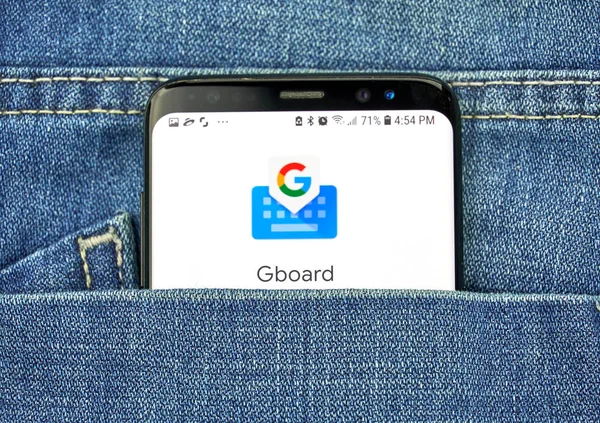Montreal, Kanada - 4 Ekim 2018: Google Gboard app s8 ekranda. Gboard Google klavye olduğunu. Google internet hizmetleri sunar bir Amerikan teknoloji şirketidir.