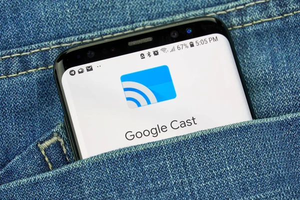 Montreal, Kanada - 4 Ekim 2018: Google oyuncular logo üstünde s8 perde. Google internet hizmetleri sunar bir Amerikan teknoloji şirketidir.