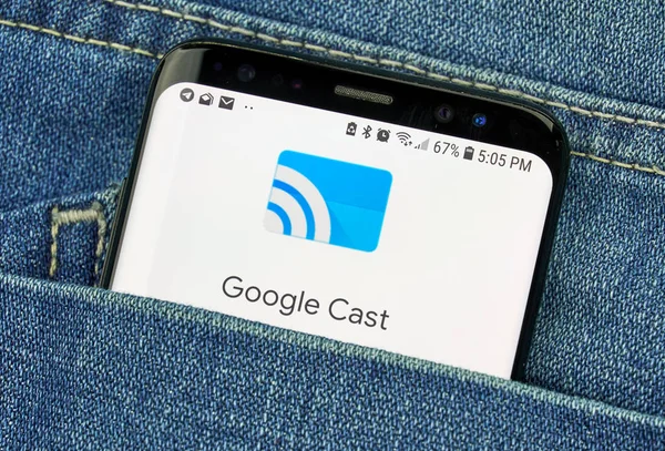 Montreal, Kanada - 4 Ekim 2018: Google oyuncular logo üstünde s8 perde. Google internet hizmetleri sunar bir Amerikan teknoloji şirketidir.