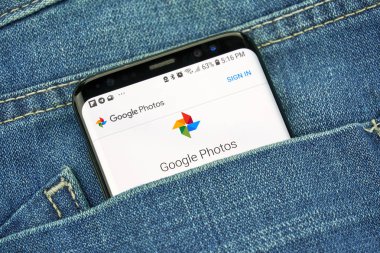 Montreal, Kanada - 4 Ekim 2018: Google Foto app s8 ekranda. Belgili tanımlık app depolama ve fotoğraf bir hizmettir. Google internet hizmetleri sunar bir Amerikan teknoloji şirketidir