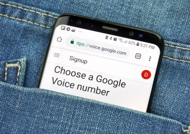 Montreal, Kanada - 4 Ekim 2018: Google Voice uygulaması s8 ekranda. Google Voice IP hizmeti üzerinden bir sestir. Google internet hizmetleri sunar bir Amerikan teknoloji şirketidir.
