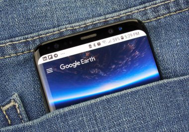 Montreal, Kanada - 4 Ekim 2018: Google yerküre app s8 ekranda. Belgili tanımlık app Earth 3d gösterimi oluşturur. Google internet hizmetleri sunar bir Amerikan teknoloji şirketidir.