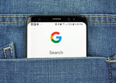 Montreal, Kanada - 4 Ekim 2018: Google arama s8 ekranda. Google arama web arama motorudur. Google internet hizmetleri sunar bir Amerikan teknoloji şirketidir.