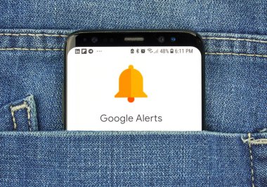 Montreal, Kanada - 4 Ekim 2018: Google Alerts s8 ekranda. Google uyarıları bir içerik değiştirildiğinde bildirim hizmeti.