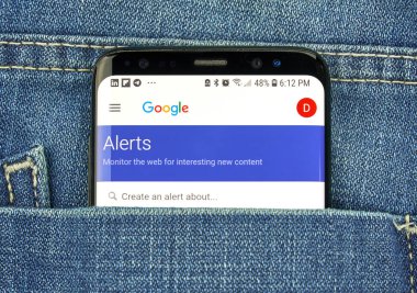 Montreal, Kanada - 4 Ekim 2018: Google Alerts s8 ekranda. Google uyarıları bir içerik değiştirildiğinde bildirim hizmeti.