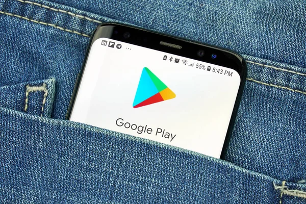 Google Play carte cadeau dans une main — Photo éditoriale © dennizn  #254479294