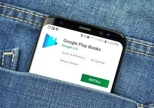 Google Play carte cadeau dans une main — Photo éditoriale © dennizn  #254479294