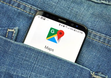 Montreal, Kanada - 4 Ekim 2018: Google Maps uygulaması s8 ekranda. Google internet hizmetleri sunar bir Amerikan teknoloji şirketidir.