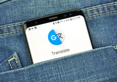 Montreal, Kanada - 4 Ekim 2018: Google Translate app s8 ekranda. Google internet hizmetleri sunar bir Amerikan teknoloji şirketidir.