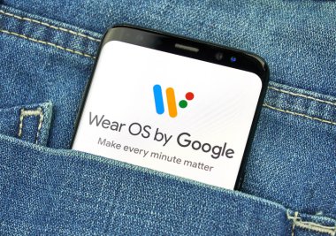 Montreal, Kanada - 4 Ekim 2018: Os s8 ekranda Google tarafından giymek. Google internet hizmetleri sunar bir Amerikan teknoloji şirketidir.