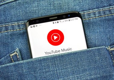 Montreal, Kanada - 4 Ekim 2018: Youtube müzik, Google app s8 ekranda akarsu müzik. Google internet hizmetleri sunar bir Amerikan teknoloji şirketidir.