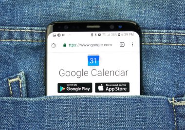 Montreal, Kanada - 4 Ekim 2018: Google Takvim app s8 ekranında mavi cep kot pantolon. Google internet hizmetleri sunar bir Amerikan teknoloji şirketidir.