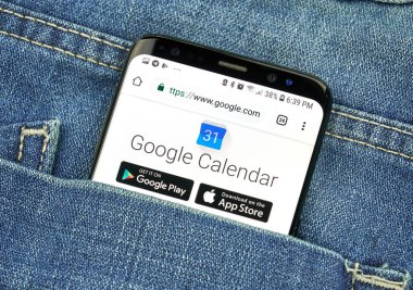 Montreal, Kanada - 4 Ekim 2018: Google Takvim app s8 ekranında mavi cep kot pantolon. Google internet hizmetleri sunar bir Amerikan teknoloji şirketidir.