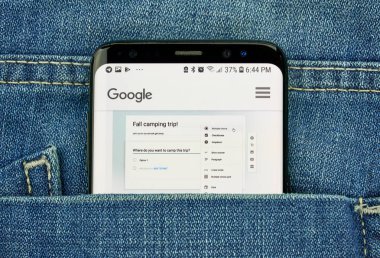 Montreal, Kanada - 4 Ekim 2018: Google formları app s8 ekranında bir kot bir cebinde. Google internet hizmetleri sunar bir Amerikan teknoloji şirketidir.