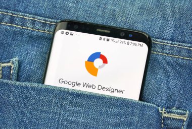 Montreal, Kanada - 4 Ekim 2018: Google Web Tasarımcısı app s8 ekranda. Google internet hizmetleri sunar bir Amerikan teknoloji şirketidir.