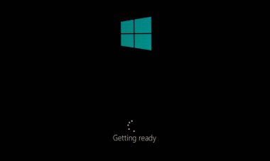 Montreal, Kanada - 8 Kasım 2018: Windows işletim sistemi kurulum ve aktivasyon işlemi bir Pc ekranda. Microsoft bir Amerikan çokuluslu teknoloji firmasıdır