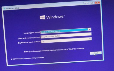 Montreal, Kanada - 8 Kasım 2018: Windows işletim sistemi yükleme işlemi bir dizüstü bilgisayar ekranında. Microsoft bir Amerikan çokuluslu teknoloji firmasıdır