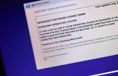 Montreal, Kanada - 8 Kasım 2018: Windows işletim sistemi kurulum ve aktivasyon işlemi bir Pc ekranda. Microsoft bir Amerikan çokuluslu teknoloji firmasıdır