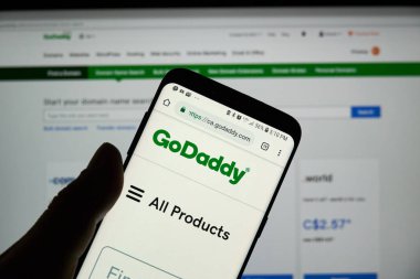 Montreal, Kanada - 3 Ekim 2018: Godaddy sayfa, logo ve S8 Samsung cep telefonu üzerinde uygulaması. GoDaddy bir Amerikan Internet etki alanı kayıt şirketi halka olduğunu.