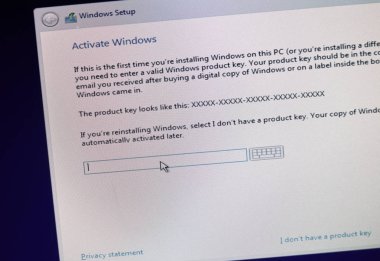 Montreal, Kanada - 8 Kasım 2018: Windows işletim sistemi kurulum ve aktivasyon işlemi bir Pc ekranda. Microsoft bir Amerikan çokuluslu teknoloji firmasıdır