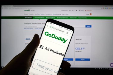 Montreal, Kanada - 3 Ekim 2018: Godaddy sayfa, logo ve S8 Samsung cep telefonu üzerinde uygulaması. GoDaddy bir Amerikan Internet etki alanı kayıt şirketi halka olduğunu.