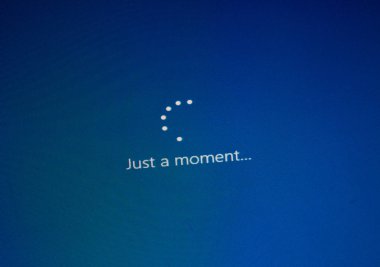 Montreal, Kanada - 8 Kasım 2018: Windows işletim sistemi kurulum ve aktivasyon işlemi bir Pc ekranda. Microsoft bir Amerikan çokuluslu teknoloji firmasıdır