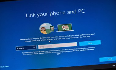 Montreal, Kanada - 8 Kasım 2018: Windows işletim sistemi kurulum ve aktivasyon işlemi bir Pc ekranda. Microsoft bir Amerikan çokuluslu teknoloji firmasıdır