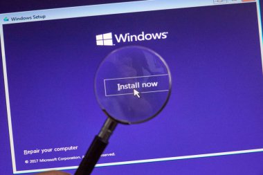 Montreal, Kanada - 8 Kasım 2018: Windows işletim sistemi yükleme işlemi bir dizüstü bilgisayar ekranında. Microsoft bir Amerikan çokuluslu teknoloji firmasıdır