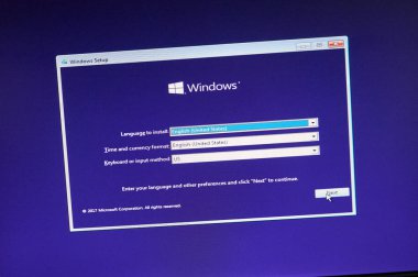 Montreal, Kanada - 8 Kasım 2018: Windows işletim sistemi yükleme işlemi bir dizüstü bilgisayar ekranında. Microsoft bir Amerikan çokuluslu teknoloji firmasıdır