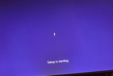 Montreal, Kanada - 8 Kasım 2018: Windows işletim sistemi yükleme işlemi bir dizüstü bilgisayar ekranında. Microsoft bir Amerikan çokuluslu teknoloji firmasıdır