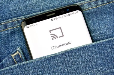 Montreal, Kanada - 4 Ekim 2018: Google Chromecast logo üstünde s8 perde. Google internet hizmetleri sunar bir Amerikan teknoloji şirketidir.