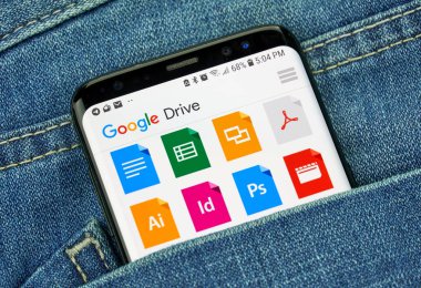 Montreal, Kanada - 4 Ekim 2018: Google sürücü app s8 ekranda. Google, bir bulut tabanlı bir dosya depolama sürücüdür. Google internet hizmetleri sunar bir Amerikan teknoloji şirketidir.