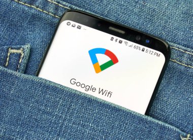 Montreal, Kanada - 4 Ekim 2018: Google Wifi app s8 ekranda. Google Wifi kablosuz yönlendirici ve uygulama Google internet hizmetleri sunar bir ABD'li teknoloji şirketi.