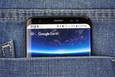 Montreal, Kanada - 4 Ekim 2018: Google yerküre app s8 ekranda. Belgili tanımlık app Earth 3d gösterimi oluşturur. Google internet hizmetleri sunar bir Amerikan teknoloji şirketidir.