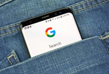 Montreal, Kanada - 4 Ekim 2018: Google arama s8 ekranda. Google arama web arama motorudur. Google internet hizmetleri sunar bir Amerikan teknoloji şirketidir.