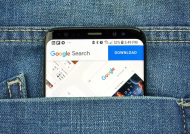 Montreal, Kanada - 4 Ekim 2018: Google arama s8 ekranda. Google arama web arama motorudur. Google internet hizmetleri sunar bir Amerikan teknoloji şirketidir.