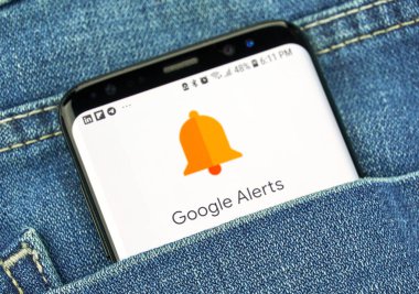 Montreal, Kanada - 4 Ekim 2018: Google Alerts s8 ekranda. Google uyarıları bir içerik değiştirildiğinde bildirim hizmeti.