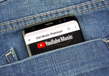 Montreal, Kanada - 4 Ekim 2018: Youtube müzik, Google app s8 ekranda akarsu müzik. Google internet hizmetleri sunar bir Amerikan teknoloji şirketidir.