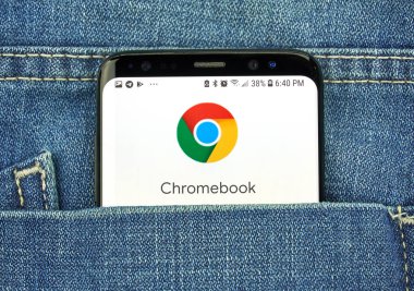 Montreal, Kanada - 4 Ekim 2018: Google Chromebook logo ve s8 ekran mavi cep kot pantolon üstünde kutsal kişilerin resmi. Google internet hizmetleri sunar bir Amerikan teknoloji şirketidir.