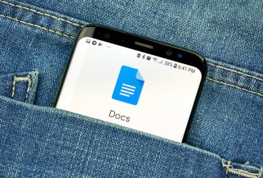 Montreal, Kanada - 4 Ekim 2018: Google Dokümanlar'ı app s8 ekranında bir kot bir cebinde. Google internet hizmetleri sunar bir Amerikan teknoloji şirketidir.