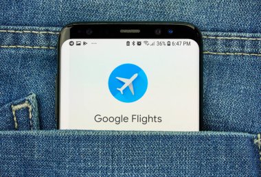 Montreal, Kanada - 4 Ekim 2018: Google uçuşlar, online uçuş rezervasyon arama hizmeti s8 ekranda. Google internet hizmetleri sunar bir Amerikan teknoloji şirketidir.