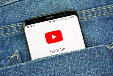 Montreal, Kanada - 4 Ekim 2018: Google Youtube uygulaması s8 ekran üzerinde. Google internet hizmetleri sunar bir Amerikan teknoloji şirketidir.