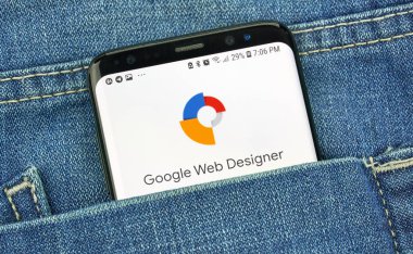 Montreal, Kanada - 4 Ekim 2018: Google Web Tasarımcısı app s8 ekranda. Google internet hizmetleri sunar bir Amerikan teknoloji şirketidir.